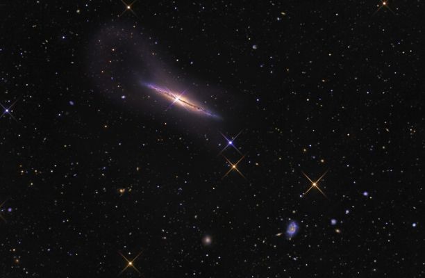 NGC 4013 and the Tidal Stream
"...Non domus et fundus, non aeris acervus et auri aegroto domini corpore febres deduxit..."

(Orazio)

"...Non vi fu mai casa, nè campo, nè cumulo di bronzo e d'oro che curarono i mali (lett. "le febbri") di un ricco..." (trad. libera: davanti alla malattia, come alla vecchiaia ed alla morte, non v'è una terrena ricchezza che possa farci guarire)
Parole chiave: From Earth Images - Professional Images