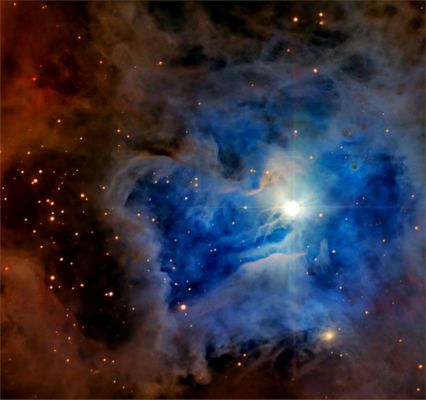 NGC 7023 - The "Iris Nebula"
"...A volte mi succede che qualcuno mi voglia far giocare a carte. 
Io odio giocare a carte. 

Giocare a carte mi provoca un’ansia, un tremore che non capisco: sintomi di un malessere che non so da dove arrivi, malessere che è aggravato dalla consapevolezza dell’inutilità assoluta di quel che stai facendo, malessere che è aggravato dalla consapevolezza della totale abiezione del gioco delle carte, un gioco che non fa bene a nessuno, un gioco che porta solo odio per quei re, e quelle regine, e quei fanti assassini, per quei jolly, mostri notturni degni dei peggiori incubi, e per quelle carte da nulla, quei tre, quei cinque, quei sette di fiori.

Io lo giuro, se mi capita ancora in mano un quattro di quadri, io lo ammazzo..."

Stefano Cicetti
Parole chiave: From Earth Pictures - Professional Pictures