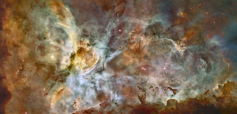 NGC 3372 - The Great Nebula in Carina
Wenn ich in mir keine Ruhe fühl',
Bitterkeit mein dunkles Herz umspült.
Ich nur warte auf den nächsten Tag,
Der mir erwacht.

Wenn Finsternis den klaren Blick verhüllt,
Kein Sinn mehr eine Sehnsucht stillt,
Rruf' ich mir herbei den einen Traum,
Der sich niemals erfüllt.

Und du rufst in die Nacht,
Und du flehst um Wundermacht,
Um 'ne bessere Welt zum Leben,
Doch es wird keine andere geben!

Wann kommt die Flut, über mich?
Wann kommt die Flut, die mich berührt?
Wann kommt die Flut, die mich mit fortnimmt
In ein anderes großes Leben...Irgendwo.

All die Zeit so schnell vorüberzieht,
Jede Spur von mir wie Staub zerfliegt.
Endlos weit getrieben,
Von unsichtbarer Hand.

Gibt es dort am kalten Firmament
Nicht auch den Stern, der nur für mich verbrennt.
Ein dumpfes Leuchten, wie ein Feuer in der Nacht,
Das nie vergeht.

Und Du siehst zum Himmel auf,
Fluchst auf den sturen Zeitenlauf.
Machst Dir 'ne Welt aus Trug und Schein,
Doch es wird keine andere sein!

Wann kommt die Flut, über mich?
Wann kommt die Flut, die mich berührt?
Wann kommt die Flut, die mich mit fortnimmt
In ein anderes großes Leben...Irgendwo.

Und Du rufst in die Welt,
Daß sie dir nicht mehr gefällt.
Du willst 'ne schönere erleben,
Doch es wird keine andere geben!

Wann kommt die Flut, über mich?
Wann kommt die Flut, die mich berührt?
Wann kommt die Flut, die mich mit vortnimmt
In ein anderes großes Leben...Irgendwo. 

Witt - Heppner - "Die Flut"
Parole chiave: From Space Images - Hubble Space Telescope