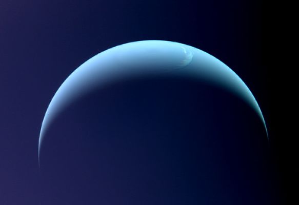 Crescent Neptune (August 1989)
(ANSA) - ROMA, 18 AGOSTO 2022 - Compie 45 anni la sonda Voyager 2, la più longeva dell'era spaziale. 

Lanciata il 20 agosto 1977, la sonda ha superato i confini del Sistema Solare nel 2018 ed è ancora attiva nello Spazio Interstellare, dal quale ha recentemente inviato dati mai visti (vedi Nota 1). Con la sua gemella Voyager 1, lanciata 15 giorni più tardi, la Voyager 2 è la protagonista di una missione da record. Gestite dal Jet Propulsion Laboratory (Jpl) della Nasa, le due sonde sono anche messaggeri molto speciali, che stanno portando nello spazio interstellare un biglietto da visita della Terra e dei suoi abitanti: un disco placcato in oro progettato per durare oltre un miliardo di anni, che contiene le immagini e suoni della vita sul nostro pianeta, diagrammi di leggi scientifiche fondamentali e saluti in molte lingue. 

Entrambe le Sonde Voyager hanno attraversato il Sistema Solare rincorrendosi, con la Voyager 1 che ha raggiunto Giove e Saturno prima della sua compagna, mentre la Voyager 2 è stata la prima e finora l'unica sponda ad avvicinarsi a Urano, nel 1986, e poi a Nettuno, nel 1989, inviando a Terra le prime immagini ravvicinate di quei pianeti lontani, Nel 2013 la Voyager 1 era stata la prima a inoltrarsi nello spazio interstellare, seguita sei anni dopo dalla sua gemella. "Entrambe le sonde continuano a inviare all'umanità osservazioni da territori inesplorati", osserva la vice-responsabile scientifica del progetto, Linda Spilker, del Jpl. Le due Voyager "continuano a fare scoperte soprendenti", ha aggiunto la responsabile della missione Suzanne Dodd. "Non sappiamo per quanto tempo ancora la missione proseguirà, ma siamo sicuri che continuerà a regalarci molte sorprese scientifiche" (vedi Nota 2). 

Nota 1: quali?
Nota 2: quali?

Come al solito: sensazionalismo di portata, condito dal nulla. Bellissima immagine comunque. L'aura più luminosa e bluastra che copre la porzione Sx del frame potrebbe essere un effetto del Sole. Ma non ho info al riguardo.
Parole chiave: Neptune