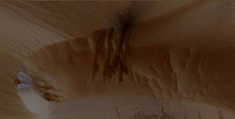 Seasonal Changes in a Dune of the North Polar Erg (Absolute Natural Colors; credits for the Additional Process. and Color.: Dr Paolo C. Fienga - Lunexit Team)
nessun commento
Parole chiave: Mars from orbit - Dunes - North Polar Erg