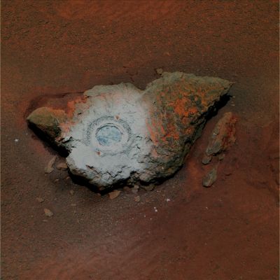 Meteorite Fragment? - Sol 68 (True Colors; credits: Dr M. Faccin)
Un altro Capolavoro che ci mostra i VERI colori di questo scorcio dell'Oceanus Meridiani, ora ridotto ad un Oceano di Dune. 
Qui abbiamo il possibile frammento di un bolide, con evidenti tracce di verde (Rame ossidato?), di bianco, con vaghi riflessi bluastri (nota: il bianco è emerso dopo la fresatura realizzata da Opportunity) ed il solito arancione scuro (Ossido di Ferro?) che caratterizza Marte nella sua globalità.
Parole chiave: Martian Surface - Possible Meteorite