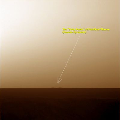 The "Twin-Peaks" of Meridiani Planum in the twilight (1)
Da elevate distanze ed in condizioni di illuminazione appropriate, molti rilievi che di squadrato (o di conico) non hanno nulla possono assumere, specie allorchè la definizione delle immagini non è perfetta, delle apparenze fortemente ingannevoli. Chi non ricorda, ad esempio, i "Twin-Peaks" osservati per mesi dalla Sonda Pathfinder e definiti, dal Prof. Hoagland - come da altri Eso-Archeologi della sua Scuola -, come probabili "candidate degraded pyramids"?

Questa situazione visuale è analoga, solo che i rilievi "pseudo-piramidali" di Meridiani Planum sono molto più lontani (forse 10 Km) da Opportunity rispetto a quanto non lo fossero i Twin-Peaks di Pathfinder.

Ci arriverà mai Opportunity a vederli da vicino?!? Staremo a vedere...
Parole chiave: Mars Panorama - Meridiani Planum - Far Distant Peaks