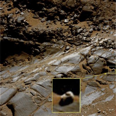 Little Stone... - Sol 1074 (possible True Colors; credits: Dr G. Barca)
Su suggerimento della nostra Cara Amica Ivana Tognoloni, "puntiamo il dito" verso un sasso piuttosto curioso che si trova a ridosso dell'Inner Rim del Cratere Victoria.

E che cosa c'è di "strano" nel "sasso"? Tre cose: una - che appare solo nell'edm - è la presenza su di esso (rectius: nello spazio "al di sopra" di esso) di tre pixels color bianco che assomigliano moltissimo a scintille e che non sono spiegabili avendosi riguardo al solo contesto visibile di riferimento (insomma: non ci dovrebbero essere). 
Si tratta di image-artifacts? Forse. O forse no: noi non lo sappiamo; ci limitiamo a sottoporVi la curiosità.
La seconda stranezza riguarda il fatto che questa minuscola roccia (che diremmo essere di lunghezza compresa fra i 15 ed i 18/20 cm) non costituisce parte di una struttura interrata più grande, ma sembra poggiata al suolo (da - relativamente - poco tempo).
Da dove sarà mai rotolata e, soprattutto, come mai avrà iniziato a rotolare (gravity wasting? Leggero sisma? Mini-ejecta? Chissà...)?

La terza stranezza della piccola roccia, infine (una "stranezza" di matrice  decisamente soggettiva e, dunque, discutibile), è nella sua forma (che può ricordare un autoveicolo terrestre - la cui linea era piuttosto diffusa negli Anni '60/'70 - oppure una sorta di mini-astronave).

Un ringraziamento ad Ivana per l'"occhio" e la simpatia, che apprezziamo e ricambiamo.
Parole chiave: Martian Surface - Victoria Crater - Inner Paving