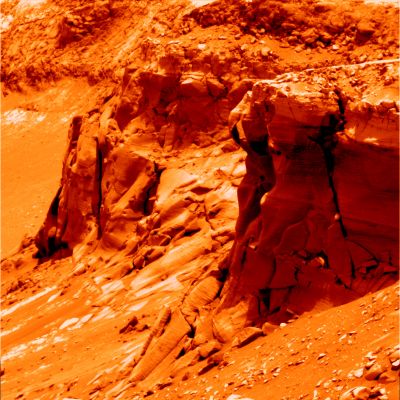 The "Inner Walls" of Victoria (HR and digitally cleaned) - Sol 1095
Versione a colori elaborati da Lunexit sulla base di quanto ottenuto dalla NASA con le vedute orbitali MRO. Frame digitalmente ripulito (la NASA ha ormai maturato questa sgradevolissima abitudine di proporre i frames con pixellatura evidente e grossolana la quale, anche con un minimo stretch dell'immagine, produce la "sgranatura" di tutto quanto ripreso).

Noi ci proviamo a "ripulire" ma...se lo facessero loro (visti i mezzi che hanno e che dicono di avere...) sarebbe meglio!
Parole chiave: Victoria Crater