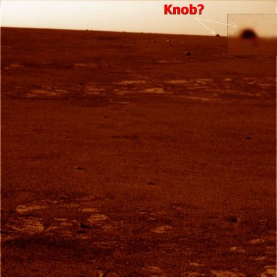 A "knob" or a "dome"? - Sol 1096
Il detail-mgnf che proponiamo nell'inset è, a nostro parere, alquanto interessante. Il motivo dell'interesse è NON solo e NON tanto nella forma del rilievo (davvero bizzarra, a dire poco), quanto nello "sbuffo" di materiale che si coglie con inequivocabile chiarezza sul suo margine Dx (Sx di chi guarda). Uno sbuffo che, una volta esclusa la circostanza per cui esso possa dipendere dal fatto che il frame è "mosso" (i frames MER possono essere sfuocati, a bassa/bassissima risoluzione, sovra o sottoesposti, ma mai "mossi"), può essere spiegato come:

1) perdita di materiale da un intero versante del rilievo (sabbie e polveri sottili) a causa di un fortissimo vento;
2) un leggero movimento del rilievo (non Vi meravigliate troppo: esistono, come sapete, le "dune migranti" e quindi - e perchè no? - possono anche esistere i "macigni migranti").

In ogni caso, questo rilievo - che meriterebbe di essere rubricato almeno come una "Singolarità" e collochiamo ad una distanza di circa 7/800 metri dall'attuale postazione del Rover (e se sbagliamo, scusateci sin d'ora) - ci pare davvero meritevole di nuove (e maggiormente ravvicinate) inquadrature. 

Se mai verranno effettuate o mostrate.

Perchè dubitiamo? Perchè, semmai aveste dimenticato, sulla "Via verso Victoria Crater" avevamo già individuato alcuni massi erratici (di forma simile a "menhir") i quali, misteriosamente, non vennero MAI nè incrociati, nè fotografati da distanza ravvicinata da Opportunity. Curioso, vero?!?...
Parole chiave: Martian Horizon - Meridiani Planum