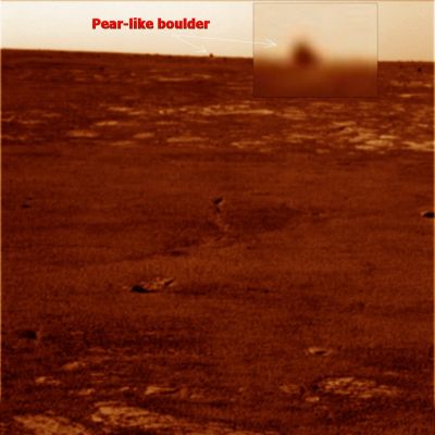Unusually-shaped Boulder - Sol 1096
E dopo il rilievo "cupolare", ecco un altro rilievo decisamente bizzarro (a forma di "pera", diremmo) che va a fare un interessantissimo paio con il precedente. Questa volta, salvo sorprese, dovremmo essere davanti ad un tipico macigno erratico (erratic boulder) il quale, però, presenta una particolarità. Osservate il detail-mgnf di cui all'inset.

Non notate nulla?...Guardate bene alla base del "macigno" (se di macigno effettivamente si tratta): si distingue una leggera, ma evidente, discolorazione del suolo, come se esso avesse lasciato (o stesse ancora lasciando) una traccia sulla superficie. Ancora perdita di materiale o semplici polveri sollevate dal vento? O anche questa roccia sta "muovendosi"?

Certo, l'immagine non è perfetta ed il detail-mgnf (ultra-stretchato) è idoneo a creare artifacts, però...Però si tratta di un rilievo, anche questo, meritevole, se non altro, di una maggiore e migliore attenzione.

Staremo a vedere, e comunque non ci fermeremo certo - per operare delle deduzioni e/o per fare delle, più o meno fantasiose, speculazioni - alle sole apparenze (per giunta "filtrate e distorte" non solo dalla notevole distanza fra Rover e rilievo, ma anche da una oggettiva scarsa qualità del frame).
Parole chiave: Martian Horizon - Meridiani Planum