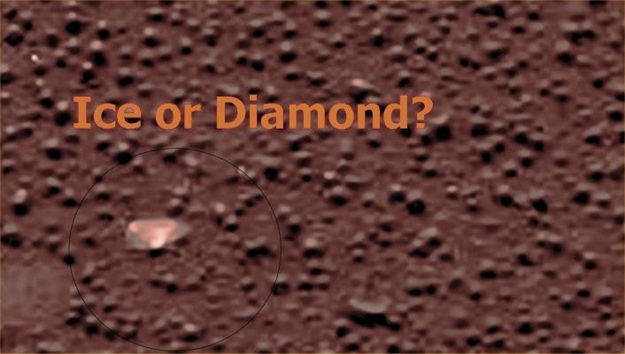 A chunck of ice, a shard of glass or...a huge raw diamond? (possible natural colors; credits: Lunexit)
Ghiaccio, Diamante, Quarzo o....che cosa? Un'extra-magnificazione in possibili colori naturali del frame originale ci potrebbe essere di aiuto per capire. Voi che ne pensate?

I Vostri commenti e le Vostre idee saranno APPREZZATE!
Parole chiave: Martian Surface - Possible Cristal - Controversial