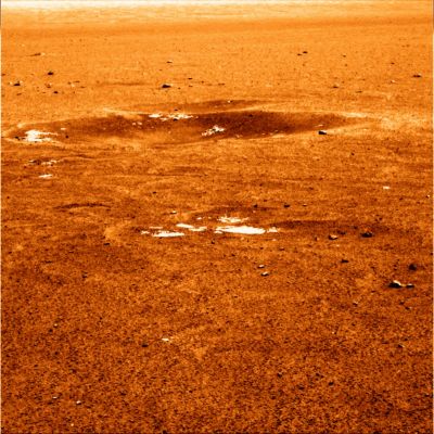 A VERY interesting "Secondary Crater" - Sol 1146 (False Colors)
Un importante promemoria... il Cratere Secondario è un piccolo cratere formato da ejecta (schegge, frammenti di roccia NON appartenenti al bolide che impatta il corpo celeste di riferimento) provenienti da un (non lontanissimo) cratere da impatto. 
I Crateri Secondari tendono a raggrupparsi formando un anello che circonda la zona su cui si trova il cratere da impatto (o Cratere Genitore - Parent Crater) dai cui ejecta essi si sono formati. 
Quanto maggiore è la gravità del Pianeta su cui avviene l'impatto, tanto più i Crateri Secondari li vedremo prossimi al Cratere Genitore (il che vuol dire che sulla Luna i Crateri Secondari potremo trovarli anche MOLTO DISTANTI dal Cratere Genitore, mentre sulla Terra, o su Venere, o su Marte stesso, ad esempio, essi tenderanno a rimanere alquanto PROSSIMI al Cratere Genitore). 
Non dimentichiamo poi che, quando gli ejecta che precipitano nelle immediate prossimità del Cratere Genitore sono troppo piccoli - e troppo lenti - per formare dei veri e propri crateri (pensate, ad esempio, ad una "pioggia di detriti" post impatto), potrà allora accadere che essi vadano a costituire delle cataste di rocce di varie dimensioni le quali, in certi casi, potranno anche giungere a formare la cosiddetta "Coperta di Ejecta" (o Ejecta Blanket).
Nell'ipotesi in cui, invece, gli ejecta provenienti dalla zona di formazione del Cratere Genitore fossero di dimensioni elevate, i Crateri Secondari che ne deriveranno (e che saranno dei veri e propri crateri) potremo riconoscerli, dalla superficie, per il loro essere poco profondi (shallow craters) e, dalle vedute orbitali, per le loro forme irregolari e bizzarre e, comunque, raramente nette e rotondeggianti.
Parole chiave: Martian Surface - Secondary Crater