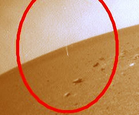 Possible "Transient Event" on Mars (2) - extra detail mgnf (Sol 1157)
Dettaglio della possibile scoperta del Dr Gianluigi Barca: a nostro parere, dopo aver effettuato una serie di 14 comparazioni visuali di questo dettaglio con altri 13 eventi anomali e, da un punto di vista meramente "visivo", simili all'evento che ora stiamo osservando in questo frame, potremmo effettivamente essere davanti ad un TMP (Transient Martian Phoenomenon): un Fenomeno Transitorio Marziano.
Nella specie, le caratteristiche dello "sbuffo" (alquanto simile ad una colonna di polvere sottile o di fumo/vapore) ci portano a ritenere che potrebbe trattarsi di:

1) una estrusione di vapori/fumi (ma, in tutta onestà, questa zona di Marte non ci sembra proprio che presenti elementi i quali supportino un'ipotesi relativa a possibili fenomeni vulcanici);
2) una estrusione di acqua (fortemente plausibile: gli elementi di supporto a questa teoria costituiranno oggetto di un articolo di prossima pubblicazione su TruePlanets);
3) un micro-impatto primario (il quale determina la creazione di quei bizzarri "mini-impact crater" che abbiamo già incontrato innumerevoli volte sulla via di Victoria e che la NASA, dopo averli "notati", si è sempre ben guardata dal provare a spiegarli);
4) un micro-impatto secondario (ipotesi razionale e plausibile, da un punto di vista meramente logico, ma...quante possibilità ci sono che un bolide si schianti nei pressi di Opportunity e quindi l'impatto di un ejecta di modestissime dimensioni venga poi registrato visivamente dal Rover?...);
5) un image-artifact "nuovo".

Questi sono gli elementi e le possibili ipotesi esplicative: complimenti di cuore al Dr Barca e, per quanto attiene la soluzione del mistero...aspettiamo le Vostre ipotesi!
Parole chiave: Martian Surface - Possible Transient Event
