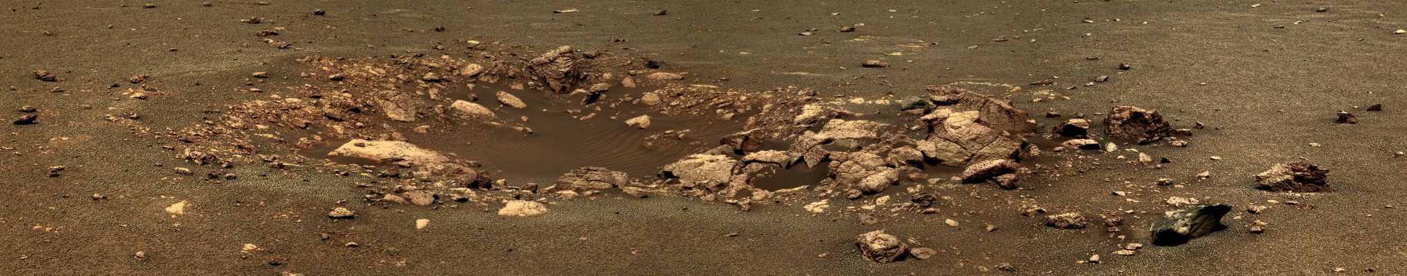 Small Ejecta Crater near Victoria - Sol 1160 (CTX Frame - Absolute Natural Colors; credits for the additional process. and color.: Dr Marco Faccin)
Il fascino dei Crateri da Impatto (Primari e Secondari) è, a nostro avviso, indiscutibile: sono delle configurazioni del suolo alle quali, sulla Terra, NON siamo decisamente abituati... 

Ed il fascino di questi rilievi, va detto, aumenta esponenzialmente allorchè i loro dettagli (anche quelli più piccoli) vengono esaminati in maniera attenta ed approfondita. 

E questo è quanto fatto dal nostro Marco Faccin (sempre eccezionale e sempre "On the Edge", quando si tratta di ipotizzare la Natura dei rilievi ripresi ed esaminati): andate a vedere, infatti, che cosa appare nell'EDM che raffigura una modestissima porzione della Superficie circostante questo picclo Ejecta Crater, situato a poche centinaia di metri dal "Gigante" Victoria...
Parole chiave: Martian Surface - Craters - proximities of Victoria Crater