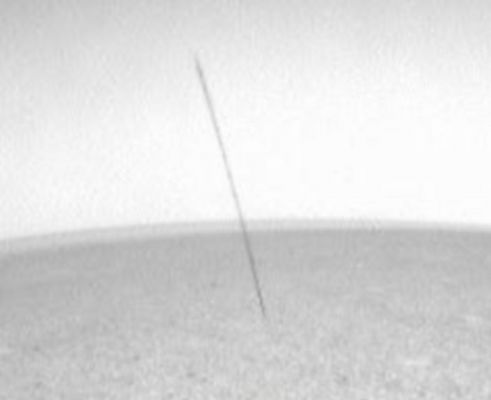 Dark "Streak" (extra-detail mgnf) - Sol1196
Ed ecco l'extra-detail mgnf del curioso "dark streak" individuato dal Dr Barca in uno dei più recenti frames Opportunity. 
L'identificazione di un dettaglio simile è, almeno per noi, un'opera improba (o forse del tutto impossibile). La logica ci suggerisce di optare per l'ipotesi "image-artifact", anche se se tratterebbe di un image-artifact (per noi) alquanto nuovo.
Lo streak, se esaminato con attenzione, non si risolve esattamente in un segmento di retta, ma ci appare leggermente curvo (strano, certo, ma consideriamo che questo "effetto" potrebbe essere anche una conseguenza del tipo di ripresa effettuata dal Rover); le estremità della striscia, inoltre, sembrano essere leggermente più "spesse" (diremmo "sgranate" e/o, forse, "frastagliate") rispetto alla sua sezione centrale.
Di certo non si tratta di un "graffio" dell'obbiettivo usato da Opportunity nè di un image-artifact ricondicibile ad un vizio fisico delle lenti (i frames Apollo ci hanno fatto un'ottima scuola al riguardo) e poi, a ben vedere, non pensiamo neppure che si possa trattare di un oggetto in caduta (e se lo fosse...beh, non sapremmo proprio che cosa immaginare - a parte un "giavellotto marziano"!).

Scherzi ed idee provocatorie a parte, a questo punto ogni ipotesi resta comunque valida: se Voi aveste qualcosa da dire, da aggiungere o da suggerire al riguardo, non dovete far altro che scriverci...
Parole chiave: Martian Horizon - Possible Anomaly