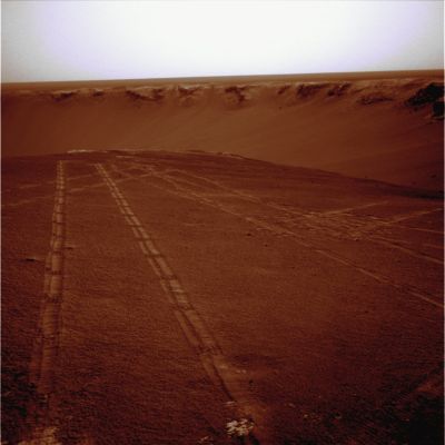 Searching for a "Way In" - Sol 1230
La ricerca, da parte di Opportunity, di un "punto d'ingresso" il quale sia sufficientemente sicuro per entrare nel bacino di Victoria, procede. Si può fare? E' saggio farlo?

Ebbene, è lo stesso Principal Investigator, Steve Squyres, a definire questa operazione "ad altissimo rischio". Insomma: l'Odissea di Opportunity potrebbe finire - e, stavolta, questa possibilità esiste seriamente - sui pendìi del Cratere Victoria.
Che dire? "Quanto è stato fatto sino ad ora - procede Steve - copre già da solo il valore dell'investimento ed anche il significato, in termini di scoperte, della Missione è più che ricco". Ok, noi siamo totalmente d'accordo.

Ma queste - pur legittime - considerazioni, valgono il rischio di (letteralmente) "buttar via" il MER per esplorare le sabbie fangose ed il rim di Victoria, allorchè la possibilità di protrarre - forse in maniera indeterminata - le peregrinazioni di Opportunity su Marte esiste ed è concreta?
Secondo noi, no.

Secondo noi l'idea di far entrare il MER Opportunity all'interno di Victoria, una volta premesso quanto sopra ed una volta chiaro che il Rover può viaggiare ancora per mesi e mesi (o magari addirittura per anni, se i "cleaning events" continueranno a lavorare così come hanno fatto sino ad ora) lungo le "Strade di Meridiani", è una cattiva idea.

O meglio: è un'idea stupida. Il che è anche peggio.
Poi, come ovvio, "Sia fatta la Volontà della NASA"...

E Voi, che ne pensate?
Parole chiave: Martian Surface - Rover Tracks and Victoria's Rim