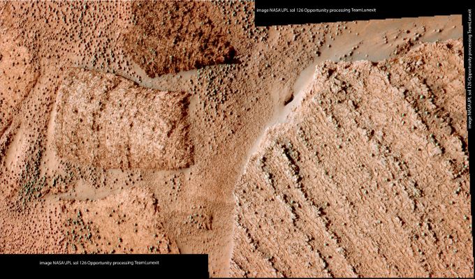 New Evidence about the Martian "Water Mechanics" - Sol 126 (an Image-Mosaic in Natural Colors by Dr Marco Faccin - Lunexit Team)
L'esistenza di un piccolo "canale di scolo", in questa sezione di Martian Paving (guarda caso RICCHISSIMA di Berries), a noi pare ovvia. 

E Voi? Riuscite a vedere e spiegare quello che si vede?

Scriveteci!

...E Complimentissimi al nostro Grande Marco Faccin!
Parole chiave: Martian Surface - Martian Paving with Berries