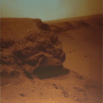 The True Colors of Victoria - sample n. 1 (Sol 1329)
Solo qualche nota: le porzioni più esterne dei frames restano color marrone (ed appaiono più scure, nei frames in b/n) a causa - riteniamo - dell'accumulo di polveri sottili sugli obbiettivi (sui loro punti marginali superiori ed inferiori) nonchè in ragione di un effetto ottico connesso alla non abbondantissima luminosità dell'ambiente ripreso (un effetto - riproduciabile anche sulla Terra allorchè vengono effettuate riprese in condizioni di luce scarsa o, comunque, non ottimale - il quale si sostanzia in un'immagine più "luminosa" nella porzione centrale dell'obbiettivo e più buia ai suoi margini).
In ogni caso sottolineiamo che questo effetto NON è un artifact connesso al processo di colorizzazione. 
I 3 samples differiscono solo per l'attenuazione che abbiamo dato al Filtro Arancio, il quale è più marcato nel primo quadro e nullo nel terzo.
In tutti e tre i casi, comunque, riteniamo di aver inquadrato, con un'approssimazione vicina al 100%, i "True Colors" di questo enigmatico ed affascinante Mondo.
Parole chiave: Victoria Crater