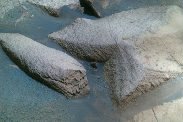 "Wishing You Were Here" from Mars (false colors; elab. NASA) - Sol 1341
Caption NASA:"If you were a scientist studying Mars and sharing your progress with family and friends, perhaps you would send back digital postcards showing them where you've been. Earthlings have now received a record 200.000 such postcards from NASA's 2 Mars Rovers! 

The images enable us to study changes on the Red Planet, such as subtle variations in color and texture shown here in a ring of rocks inside Victoria Crater. 
The light-colored rocks are interesting because scientists think they may be the original surface before a meteor formed the crater and splattered debris onto it".
Parole chiave: Martian Surface - Rocks, Sand and Debris - Victoria Crater