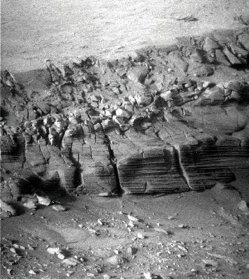 Waiting for "something" to happen... - Sol 1358 (GIF-Movie; credits: Dr Marco Faccin)
Un altro GIF-Movie che ci mostra le estenuanti "attese" (ma di che cosa poi?!?) del MER Opportunity, ben posizionato davanti ai cracks dell'inner rim di Victoria. Attese.
Attese per scorgere un "movimento", di un qualche tipo? Secondo noi, si: questo è lo scopo di un numero impressionante di riprese ripetitive effettuate dai MER (anche Spirit, infatti e come avete visto, fa la stessa cosa).
Sbuffi di fumo, movimenti inattesi o...chissà cosa: ma la Verità è che alla NASA stanno osservando i "cracks" con grande attenzione e "loro", gli Amici di Pasadena, non si agitano mai per nulla...

Molto interessante il filmato anche perchè ci mostra (e ci permette, a questo punto, di riconoscere definitivamente) alcuni "vizi" dei frames i quali sono conseguenza di vizi delle ottiche del Rover (questi image artifacts li percepirete come "punti bianchi fissi"); interessante anche il transito di un cosmic-ray (probabilmente), sulla Dx del frame, a circa mezza altezza.
Insomma: uno spettacolare Lavoro del Dr Faccin che merita i nostri più profondi e sinceri complimenti!
Parole chiave: GIF-Movie