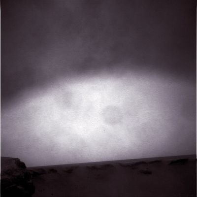 Look at those grains of dust... - Sol 1395 (false colors; credits: Dr M. Faccin)
Una brillante intuizione (molto probabilmente corretta) del Dr Faccin sulla struttura fisica delle Camere di cui i MER sono dotati. Ma lasciamo che sia lui stesso a spiegare quello che ha scoperto:"...la NASA fa vedere che si ci sono nubi di polvere (intorno ai Rover) ma, osservando bene, si può notare che ci sono anche dei grani di questa polvere sugli obbiettivi. 
Ora notate: alcune di queste macchie scure sono esagonali, una forma data dal diaframma. Scoperto questo, noi sappiamo che i CCD dei MER sono muniti di diaframma meccanico, al pari di una semplice camera digitale da 50 Euro.
Quanto detto si riferisce alla NavCam - che presumo sia analoga alla PanCam - la quale si distingue dalle Rear e FrontHazCam poichè esse, credo, sono ad obbiettivo fisso - simili alle webcam, tanto per intenderci...".

Allora: la NASA usa sempre "supertecnologie" da milioni di Dollari, oppure - magari qualche volta... - "tira a risparmiare"? E soprattutto: ma siamo così sicuri che ci vogliano "suprtecnologie" per "sopravvivere alle "estreme" (ma dove?!?) condizioni di Marte?

Siamo sempre più dell'idea che qualcosa non torni: complimenti e congratulazioni al Dr Faccin ed ora, se volete, la parola a Voi!...
Parole chiave: Intriguing Frame