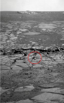 Unusual Surface Feature (1) - Sol 1530 (context frame; credit: Dr G. Barca)
Dalla cura e dall'occhio del Dr Barca: illusioni ottiche? Fossili? Rocce strane? Forme Vitali Indigene? "Tarocchi" (rectius: maniplazioni grafiche) od "Equilibri Impossibili"? Decidete Voi!

Noi diciamo solo una cosa: chissà... 
Parole chiave: Martian Surface - Unusual Surface Feature - Victoria Crater