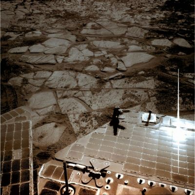 Blue-Skies over Opportunity - Sol 1550 (MULTISPECTRUM-2; credits: Lunexit)
Esempio preliminare di colorizzazione in Multispettrale Avanzata (o MULTISPECTRUM-2). In questo caso, la colorizzazione viene ottenuta non più solamente attraverso delle sovrapposizioni di layers di colore, ma anche mediante il ricorso a "luci virtuali" le quali, nelle intenzioni dei creatori del processing, ricalcano l'intensità luminosa del Sole e del Cielo di Marte, da un lato, e l'albedo del Suolo e del Rover dall'altro.
Un esperimento - riteniamo - interessante...
Parole chiave: MER Opportunity - Solar Panels and soil