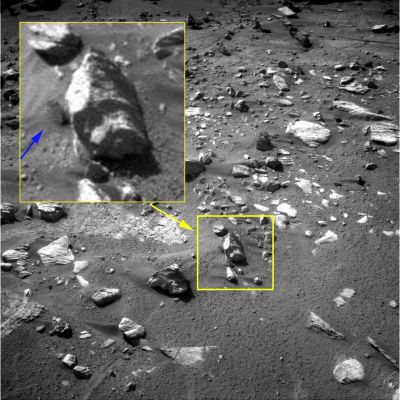 Extremely unusually-looking Surface Feature in Meridiani Planum - Sol 1566 (an Image-Mosaic by Ivana Tognoloni - Lunexit Team)
Ringraziando la sempre bravissima ed attenta Amica e Partner di Lunexit, Ivana Tognoloni, ecco una (lunga ed ESTREMAMENTE interessante ed esplicativa) sequenza di immagini che, a seguito di quanto venne notato a proposito del Sol 1599 - il Sol in cui Ivana evidenziò la "Stranezza" -, cercano di spiegare quello che effettivamente stiamo guardando.
Come avrete occasione di vedere e verificare Voi stessi, in svariati frames la "Stranezza" (che avevamo battezzato "Climber") sembra rivelarsi e risolversi in una sorta di Outcrop (Affioramento Roccioso) il quale, sebbene giaccia (senza ombra di dubbio) al di sotto del Boulder inquadrato in primo piano, per effetto di un curioso - ma certo non infrequentissimo - inganno prospettico, sembra (ripetiamo SEMBRA!) "arrampicarsi" sul Boulder stesso.

In altri frames, invece, questo Outcrop (la cui texture è effettivamente bizzarra e profondamente difforme da quella del Boulder che lo sovrasta) può dare l'impressione di costituire una sorta di struttura parzialmente sollevata dal suolo e che pare "aggrapparsi", in qualche modo, al Boulder stesso.
Parole chiave: Martian Surface - Controversial Surface Feature - "The Climber" and "The Rocky Semi-Circle"