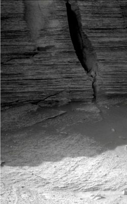 There is "SOMETHING" in there... - Sol 1571 (RAW Frame)
Da osservare (assieme alla versione "colorata" che segue), per riflettere.
Parole chiave: Victoria Crater - The Inner Rim - Controversial