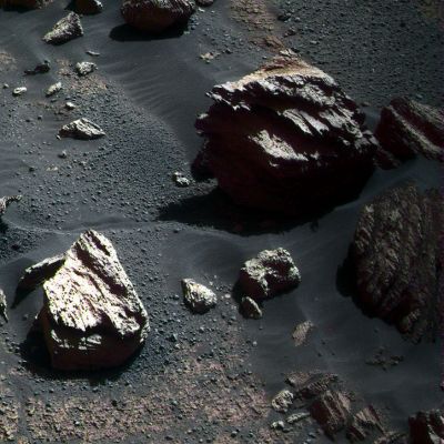 Unexplainable "Red Spot" inside Victoria - Sol 1589 (ctx frame - natural colors; credits: Dr M. Faccin)
Le rocce laminari che vengono inquadrate in questo bellissimo frame già costituiscono - in sè - un enigma; ma ancora più enigmatica è la piccola "striscia" (una sorta di "graffio") color rosso acceso che si può distinguere nel quadrante inferiore Dx del frame.
Ipotesi? Nulla di "esotico". 

Probabilmente si tratta di un image-artifact (diremmo derivante da perdita di segnale) il quale, durante il processo di colorizzazione del frame (posto in essere dal sempre bravissimo Dr Faccin), ha deciso di acquisire una "autonoma dignità"...
Parole chiave: Martian Surface - Controversial Frame