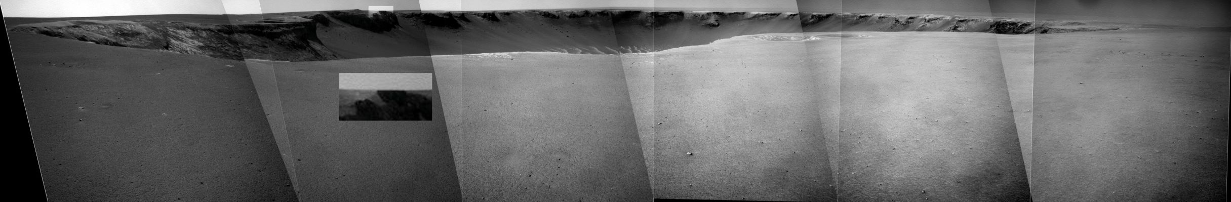 Nice CUT!!! (photo-mosaic; credits: Dr M. Faccin)
Alla NASA, in fondo, sono tutti simpatici. 
Anche quel grande babbeo (ma furbetto!) - il Dr Phil Plait - che si fa chiamare "Bad Astronomer" (e cioè il "Cattivo - nel senso di scarso - Astronomo") e che ha amici potenti nell'Ente Spaziale più grande e famoso al Mondo -, in fondo, è simpatico.
Sono tutti simpatici perchè, una volta che avete imparato a conoscerli, non è difficile capire il punto di vista/assunzione dal/dalla quale partono e, di conseguenza, la conclusione a cui arrivano.

Qual'è il loro punto di vista? Semplice! 
Loro partono dal presupposto che TUTTI i Liberi Ricercatori sono degli imbecilli. Tanto imbecilli che non vale nemmeno la pena di stare a fare cover-up in maniera "tecnicamente adeguata".

E si. Perchè anche se noi, poveri imbecilli, riuscissimo a scoprire che la NASA (nonchè i suoi amici ed accoliti) mentono e "taroccano", nessuno ci presterebbe ascolto.
Nessuno ci darebbe retta.

VERO!

Verissimo, anzi. Ed infatti noi - questa volta grazie al GRANDE Dr Faccin - abbiamo scoperto una nuova - l'ennesima... - "manipolazione" NASA. 
Non serve spiegarla: guardate il frame, guardate l'inset e la scoprirete subito.

Lo scopo? Non lo sappiamo.
La tecnica? Superficiale.
Il risultato? Perfetto.

Grazie alla disinformazione che, in perfetta autonomia, la Comunità dei Ricercatori Indipendenti - grazie anche al grande aiuto di cialtroni ed approfittatori - è riuscita, da tempo, a creare ed a  consolidare, la NASA (e non solo) - oggi - può fare quel che vuole.

Può giocare sui colori (taroccandoli), sui profili (confondendoli), sui dettagli (nascondendoli), sui frames orbitali (sfuocandoli), sui frames superficiali (tagliandoli) etc. 

La NASA, insomma, può fare tutto quel che vuole, impunemente.

Noi la "scopriamo", alcune volte (tante volte, come questa volta), ma a che serve? Chi ci ascolta? Chi ci legge? 

...Lasciamo perdere. 

Forse è davvero meglio - per tutti - andare a vedere e leggere, per esempio, le COLOSSALI scemenze che i furbetti sponsorizzati (da Magazines pseudo-specialistici) si inventano a proposito dei rilievi anomali (ed inesistenti) di Ares Vallis. 

E a Buoni Intenditori...

Che peccato però. Che peccato...
Parole chiave: Victoria Crater - Photomosaic