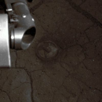 Effects of Color-Filter Change (1) - Sol 1843 (Natural Colors; credits: Lunar Explorer Italia)
Due frames "bruttini" (sfuocati e letteralmente ricoperti di disturbi - "noise" e "dead-pixels"), ma molto significativi per mostrarVi come il cambio di Filtro-Colore abbia prodotto, a fronte di due riprese sostanzialmente analoghe e vicine nel tempo, due colorizzazioni (anch'esse sviluppate analogamente) RADICALMENTE diverse.

Questo è un modo per dirVi, insomma, che anche se a molti può sembrare un lavoretto "facile-facile", la colorizzazione in Natural Colors (ossìa quei colori che un occhio umano percepirebbe trovandosi in loco) dei frames NASA è un'opera assai complessa, quasi sempre ingannevole e spesso caratterizzata da profili offuscati e sfuggenti (in tutti i sensi...).

Morale: un semplice (o anche un "complesso") software di colorizzazione non potrebbe mai  funzionare senza l'intervento umano.
Ed è anche per questo che ci piace ricordarVi che TUTTI i frames colorizzati da Lunar Explorer Italia sono - letteralmente - "dipinti a mano" (e studiati "one-by-one"). Ed a fare questo tipo di Lavoro (quotidiano), NASA a parte, che si sappia noi siamo i soli al Mondo (se non altro sulla Rete).
Parole chiave: Martian Surface - Martian Paving, Dust and Berries