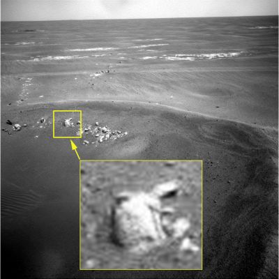 Extremely Bizarre-looking Surface Feature (1) - Sol 1854 (an Image-Mosaic by Ivana Tognoloni - Lunexit Team)
Dalla nostra Amica e Senior Partner, Ivana Tognoloni, un'ennesima (ed estremamente bizzarra!) Surface Feature che "emerge" dalle sabbie di Meridiani Planum: osservate Voi stessi (Vi diciamo subito che il dettaglio è assai difficilmente contestualizzabile) e quindi, dopo aver svolto le Vostre riflessioni, provate a guardare gli altri due frames che riprendono la medesima "Martian Oddity" da diverse angolazioni...
Parole chiave: Martian Surface - Extremely controversial Surface Feature - The "Snake"