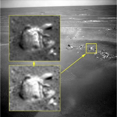 Extremely Bizarre-looking Surface Feature (2) - Sol 1854 (an Image-Mosaic by Ivana Tognoloni - Lunexit Team)
Il cambio di angolazione nella ripresa dell'Anomalìa di Superficie conferma la Natura bizzarra della Feature, la quale può ricordare sia una sorta di "cavo" che attraversa una roccia, sia un "serpentello" che scivola attraverso la roccia stessa.
In ogni caso, come meglio vedrete nel terzo quadro, possiamo escludere al 100% l'ipotesi per cui si tratti di una svista (dovuta ad una prospettiva di ripresa infelice), di un image-artifact o di una illusione ottica (chiaro/scuro ingannevole).

E questo, a nostro parere, è già TANTISSIMO!
Parole chiave: Martian Surface - Extremely controversial Surface Feature - The "Snake"