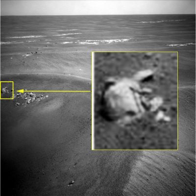 Extremely Bizarre-looking Surface Feature (3) - Sol 1854 (an Image-Mosaic by Ivana Tognoloni - Lunexit Team)
L'oggetto (se di "oggetto" si tratta) ben evidenziato dalla nostra Ivana Tognoloni nell'EDM di questo terzo frame si caratterizza, dunque, per la forma (che è "sinuosa", almeno nella sua porzione a Dx dell'Osservatore), per il fatto che "proietta un'ombra" - per altro netta! - sulla roccia che pare attraversare (il che escluderebbe l'image-artifact e/o l'illusione ottica) e per la circostanza per cui la sua texture SEMBRA incongrua (o, comunque, sostanzialmente diversa) da quella della roccia a cui esso accede - o che "attraversa".

Che dire di più? Probabilmente, come dice qualcuno, la "Vita è ovunque", basta saperla riconoscere. Ed altrettanto probabilmente, una siffatta Anomalìa di Superficie (ci pare questa la maniera più corretta di definire l'Oggetto individuato da Ivana) non costituisce il prodotto di improbabili ed esotiche interazioni tra Elementi. La nostra ipotesi è che si possa trattare di una Pseudo-Roccia appartenente ad un nuovo "Tipo" di Surface Features; un tipo di "Pseudo-Rocce Composte", sino ad ora mai visto (da noi, almeno) od incontrato.

In ogni caso: COMPLIMENTI ad Ivana Tognoloni! Davvero Bravissima.
Parole chiave: Martian Surface - Extremely controversial Surface Feature - The "Snake"