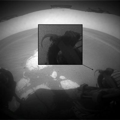 Creepy "Hook", near Opportunity's Right Front-wheel - Sol 1923 (credits: Sig. Carlo Contu)
Dal nostro carissimo Amico e Partner, Carlo Contu, un curioso dettaglio emerge da un frame Opportunity altrimenti non particolarmente significativo: una sorta di "uncino", infatti, è ben visibile accanto al ruotino anteriore Dx del Rover.
Si tratta di una feature del Rover? Probabilmente si (Logica e Pragmatismo alla mano), ma la verità è che questo dettaglio è la prima volta - almeno a nostro parere - che appare nei frames Opportunity e quindi...Ci lascia perplessi.

Premesso l'ottimo "occhio" di Carlo - che, come sempre, ringraziamo di Cuore! -, c'è qualcuno che vuole provare a spiegarci che cosa stiamo guardando?...
Parole chiave: Spacecraft - MER Opportunity - Front Wheels and an unusual "hook"