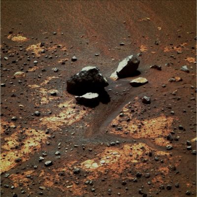 True and Untrue: which is which? - Sol 2059 (by Dr M. Faccin)
La NASA "scherza", spesso. E allora "scherziamo" anche noi. Una di queste due immagini è genuina; l'altra è falsa (digitalmente manipolata e pesantemente alterata nella sostanza).

Qual'è, secondo Voi, l'immagine "vera" e qual'è quella "falsa"?...

Un piccolo "gioco di prestigio" realizzato dal nostro sempre eccezionale Marco Faccin, e che ci fa piacere dedicare ai "Pasadena Boys" - che, in quanto a Fantasia e Creatività (e mezzi per esprimerle), non sono secondi a nessuno...
Parole chiave: Martian Surface - Rocks