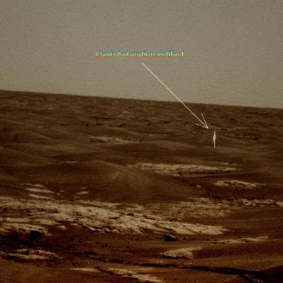A "Metallic Spindle" in the Meridiani Desert?!? - Sol 2072 (Processed Natural Colors - credits: Dr G. Barca)
L'oggetto - rectius: l'artefatto da sovrasaturazione che ha catturato l'attenzione del nostro eccezionale Dr Barca - si presenta SOLO in un frame e SOLO allorchè l'orizzonte è stato ripreso con il Filtro L-4; su diverse lunghezze d'onda - ergo, attraverso Filtri Colore diversi - il dettaglio scompare.

Come mai?

Come lo stesso Dr Barca ha subito sottolineato, questo tipo di fenomenologia - apparizione di un oggetto e/o di un artifact da sovrasaturazione su un frame singolo - era stata evidenziata, in passato, solo in ipotesi di Star-Like Objects.

E d'altra parte, come svariate riprese delle porzioni metalliche lucide dei Rover (e delle loro componenti esterne, dall'Heat-Shield, alla Back-Shell) hanno già dimostrato in passato, questo specifico "artifact" si presenta SEMPRE e SOLAMENTE allorchè viene ripresa - appunto - una superficie ad albedo altissima. Una superficie "metallica".

Ipotesi: la prima che ci sovviene - e che è "esotica" per definizione - è che l'Oggetto Sconosciuto sia una probe in movimento (è per questo che appare solo in un frame). Una "Sonda Telemetrica" che, per la prima volta, è stata "catturata" in un frame (un EDR, ma meglio che niente...) in cui essa non è troppo lontana nel cielo da apparire come un semplice "puntino luminoso" e non è neppure confusa tra il "rumore" che, spessissimo, contraddistingue i frames MER Spirit ed Opportunity.

Questa volta la "Probe" è vicina. Molto vicina...
Parole chiave: Martian Surface - Extremely Controversial Surface Feature - The Spindle
