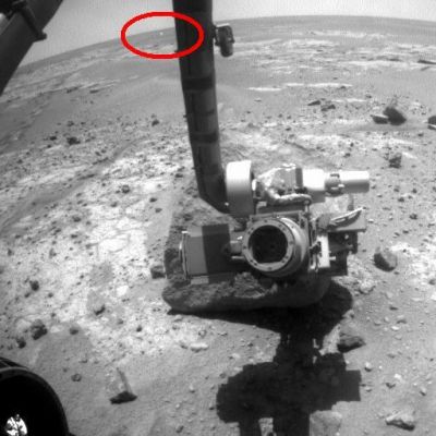 A "Metallic Spindle" in the Meridiani Desert?!? - Sol 2075
Dall'"Occhio" e dalla Cura del nostro eccezionale Dr Barca, un secondo - ma importantissimo! - indizio relativo alla (possibile) presenza, nei pressi del Rover, di un Oggetto Anomalo capace di creare, allorchè fotografato, un effetto di sovrasaturazione del frame.

Si tratta dello stesso oggetto ripreso tre Soles prima e che avevamo battezzato "Spindle" (---> fuso)? Forse. Siamo ancora piuttosto lontani dall'Hot Spot e la qualità del frame è scadente, ma l'artefatto da sovraesposizione è davvero inconfondibile.

Certo, due indizi non fanno una prova, però...Però, a nostro parere, c'è qualcosa, nei pressi di Opportunity, che brilla di uno splendore metallico. E questo "qualcosa", laddove riuscissimo a confermarne l'esistenza, non crediamo che possa essere qualificato come semplice "Space Trash" (e cioè la "spazzatura spaziale" - di matrice umana - che si crea, inevitabilmente, al seguito di un'operazione di Landing e che comunque, come sapete, si trova da tutt'altra parte e molto, molto più a Nord rispetto alla zona in cui Opportunity si trova adesso).

Null'altro da aggiungere: adesso dobbiamo solamente continuare ad osservare.
Parole chiave: Martian Surface - Controversial