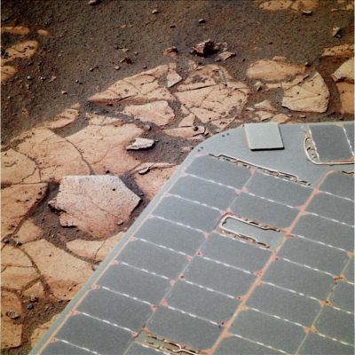 The always clean Solar Panels of "Oppy" - Sol 2137 (Natural Colors; credits: Dr Gianluigi Barca - Lunexit Team)
Un simile Qualità dell'Immagine (texture e natural coloring inclusi, ovviamente post GB-Lunexit Team Processing), sulla Rete, non è ancora stata eguagliata.
I "Prodotti Pubblici" NASA, nella larga maggioranza dei casi, sono scadenti, arraffazzonati e, se parliamo di fotomosaici, sono assemblati in maniera dilettantesca. 
I GIF-Movies "Made by NASA" sono altrettanto scadenti e, nel 99% dei casi, possiamo dire che sono del tutto insignificanti: in altre parole, se visti in parallelo con quelli realizzati da Gianluigi Barca, Marco Faccin ed Elisabetta Bonora, il NASA Product (Pubblico, sia ben chiaro!) non regge il confronto.

Queste note - che sono sfacciatamente auto-celebrative, lo sappiamo - ci sembrano del tutto DOVEROSE nei confronti di chi, "Gratis et Amore Dei", ogni giorno dell'anno (e quasi 365 giorni l'anno) produce un servizio Divulgativo e Scientifico (che ci piace chiamare "Finestra sul Sistema Solare") il quale - a quanto ne sappiamo - non è offerto da nessuna Università Italiana, anche se più di una di esse, su base quotidiana, legge, consulta e - riteniamo - riproduce i Lavori che vengono pubblicati sulle nostre pagine.

Riconoscimenti e/o Ringraziamenti ricevuti? Nessuno. E allora, nel silenzio delle Istituzioni - che sembrano molto più inclini a considerare e reclamizzare i periodici deliri insostanziati e del tutto a-scientifici di "Ufologi" prezzolati, "neuro-Contattisti" ed "Eso-archeo-cialtroni" nostrani - il Riconoscimento ed il Ringraziamento...ce lo tributiamo da soli. 

Un Grazie di Cuore, invece, ai nostri (purtroppo pochi, ma) Grandi ed Affezionati Amici e Lettori che, ogni giorno, ci fanno sentire non del tutto soli in questo grande "guano" che è diventata la Divulgazione e la Ricerca Borderline in Italia - e, per quanto ne sappiamo, nel resto del globo.

Dr Paolo C. Fienga - Lunar Explorer Italia
       Presidente e Socio Fondatore
Parole chiave: Spacecrafts - MER Opportunity - Solar Panels