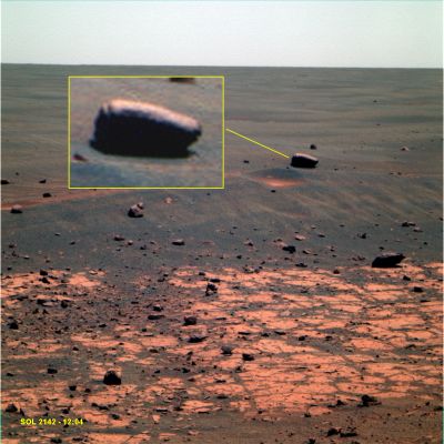 An unusually-smooth Erratic (or Ejecta) Boulder - Sol 2142 (False Colors; credits: Elisabetta Bonora - Lunexit Team)
Una roccia davvero curiosa: liscia ed affusolata, con "scanalature". Il dettaglio è intrigante, ma gli elementi necessari per provare a contestualizzare il rilievo che abbiamo a disposizione - vista anche la distanza dalla quale il dettaglio è stato ripreso - sono pochissimi, se non zero.

Per ora dobbiamo restare pragmatici: è un Macigno Erratico o, al limite, un Ejecta. 
Se Oppy deciderà di avvicinarsi, forse avremo altri elementi (migliori) per provare a dire di più.

Complimentissimi ad Elisabetta Bonora (2di7) per l'eccellente processing!
Parole chiave: Martian Surface - Ejecta Boulder