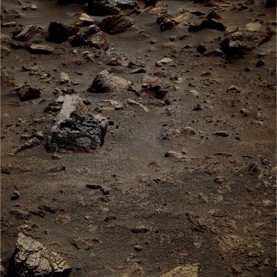 Unearthed Boulder covered with highly degraded blueish material - Sol 2145 (Natural Colors; credits: Dr M. Faccin - Lunexit Team)
Un rilievo interessante, senza dubbio, che ci mostra l'esistenza di una roccia semi-interrata sulla cui superficie si è formato (o esisteva da sempre?) una sorta di rivestimento (coating) dal colorito bluastro, il quale si pone in nettissimo contrasto con il colore del terreno circostante (arancio-marrone) al quale il rilievo controverso accede.

La sensazione, in questo caso (come in altri similari), è che il rivestimento potrebbe essere una pertinenza (vale a dire una caratterizzazione) originale della porzione in vista del macigno, la quale, nelle ere, si è "scrostata e sollevata", sino ad assumere la sua attuale configurazione.

Sulla circostanza per cui questo rilievo potrebbe costuituire una (modestissima) evidenza circa l'esistenza di manufatti (altamente degradati) sulla Superficie di Marte, non riteniamo di poterci pronunciare - vista l'evidente carenza di dati ed informazioni circostanziali di supporto).

Quello che possiamo fare è segnalare la Singolarità. Per il resto...bisogna - come sempre, ahinoi - attendere...
Parole chiave: Martian Surface - Unearthed Boulder with "Blueish" Coating