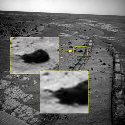 Martian Gargoyles: "The Beaver" - Sol 2167 (CTX Frame - credits for the research and add. process.: Ivana Tognoloni - Lunexit Team)
Nel titolo dedicato a questo frame ed alla (veramente bizzarra!) psudo-roccia individuate dalla nostra Amica e Partner, Ivana Tognoloni (SEMPRE bravissima e dalla vista estremamente acuta), c'è un pizzico di ironia, un pugno di elementi difficilmente interpretabili ed una grande dose di possibilismo. 

Ma...La Verità? La Verità, Cari Amici, non la conosce (ancora, forse...) nessuno, ma se esistono "Professori" e "Discepoli" che, alla vista di ogni sasso strano, gridano al "manufatto alieno" (e nessuno, a quanto pare, li accusa di complottismo, opportunismo, eccesso di fantasia o mera stupidità, anzi...), perchè noi dovremmo star zitti e quieti quando, davanti a noi, si presentano delle (chiamiamole così...) "Possibilità"?

La Possibilità che non tutto sia conosciuto ed ovvio (come ci insegna la NASA e la Scienza Convenzionale).
La Possibilità che esistano Forme Vitali Esotiche dalle sembianze "statuarie" (dei "Gargoyles", appunto...).
La Possibilità che non tutto quello che ci appare impossibile, lo sia effettivamente.
La Possibilità che, un giorno, quelli che oggi ridono e parlano di "Unicità del Genere Umano" e delle Forme Vitali basate sul Carbonio, debbano trovare un posto laddove andare a nascondersi per sfuggire al dileggio.
Ed infine (last but not least), la Possibilità che tutte queste pseudo-rocce sìano solamente delle "pietre dalle forme strane", sulle cui sembianze abbiamo speculato e lavorato un pò troppo con l'Immaginazione...

Solo chi vivrà, vedrà. 

Per adesso, un Grandissimo Complimento ad Ivana e, per Voi, il solito "invito": meditate, Amici, meditate...
Parole chiave: Martian Surface - Controversial Surface Feature - "The Beaver"