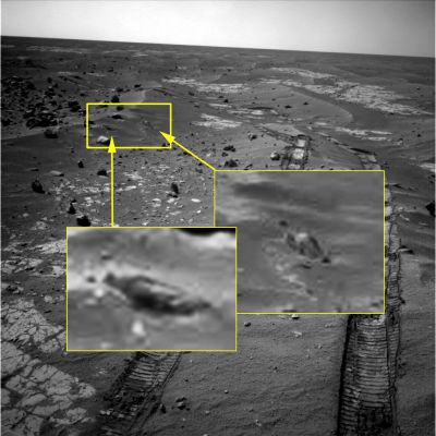 Martian Gargoyles: "The Pidgeon" and "The Rabbit"- Sol 2167 (CTX Frame - credits for the research and add. process.: Ivana Tognoloni - Lunexit Team)
Nel titolo dedicato a questo frame ed alle due (veramente bizzarre!) psudo-rocce individuate dalla nostra Amica e Partner, Ivana Tognoloni (SEMPRE bravissima e dalla vista estremamente acuta), c'è un pizzico di ironia, un pugno di elementi difficilmente interpretabili ed una grande dose di possibilismo. 

Ma...La Verità? La Verità, Cari Amici, non la conosce (ancora, forse...) nessuno, ma se esistono "Professori" e "Discepoli" che, alla vista di ogni sasso strano, gridano al "manufatto alieno" (e nessuno, a quanto pare, li accusa di complottismo, opportunismo, eccesso di fantasia o mera stupidità, anzi...), perchè noi dovremmo star zitti e quieti quando, davanti a noi, si presentano delle (chiamiamole così...) "Possibilità"?

La Possibilità che non tutto sia conosciuto ed ovvio (come ci insegna la NASA e la Scienza Convenzionale).
La Possibilità che esistano Forme Vitali Esotiche dalle sembianze "statuarie" (dei "Gargoyles", appunto...).
La Possibilità che non tutto quello che ci appare impossibile, lo sia effettivamente.
La Possibilità che, un giorno, quelli che oggi ridono e parlano di "Unicità del Genere Umano" e delle Forme Vitali basate sul Carbonio, debbano trovare un posto laddove andare a nascondersi per sfuggire al dileggio.
Ed infine (last but not least), la Possibilità che tutte queste pseudo-rocce sìano solamente delle "pietre dalle forme strane", sulle cui sembianze abbiamo speculato e lavorato un pò troppo con l'Immaginazione...

Solo chi vivrà, vedrà. 

Per adesso, un Grandissimo Complimento ad Ivana e, per Voi, il solito "invito": meditate, Amici, meditate...
Parole chiave: Martian Surface - Controversial Surface Feature - "The Pidgeon" and "The Rabbit"