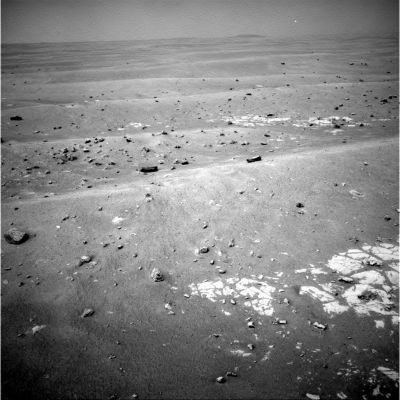 UFO over Meridiani Planum or a just an Image-Artifact? - Sol 2167
L'oggetto ignoto (già segnalato nell'Image-Mosaic realizzato dal Dr Faccin e propostoVi un paio di giorni fa), nel singolo frame Opportunity n. 1N32064916EFFABJKP1665L0M1 (ottenuto quasi a Mezzogiorno - Ora Locale di Marte - Regione di Meridiani Planum) ci appare assai brillante ed estremamente ben definito.
Ma la sua texture ci lascia perplessi: è troppo "uniforme", "limpida" e "solida". 

In altre parole, il dettaglio controverso è troppo nitido (rispetto al resto dell'immagine) per essere un oggetto reale. E se si trattasse di oggetto reale (cosa di cui noi, al momento, dubitiamo), allora esso dovrebbe essere davvero starordinariamente luminoso - come un piccolo Sole - ed incredibilmente vicino ad Opportunity (diremmo - così, ad occhio - che esso, ribadiamo SE REALE, dovrebbe posizionarsi dai 5/600 metri a non più di 1 Km dal Rover).

Purtroppo (dovendo e volendo restare razionali e pragmatici) non si può dire nulla di più.
Parole chiave: Martian Horizon - Meridiani Planum