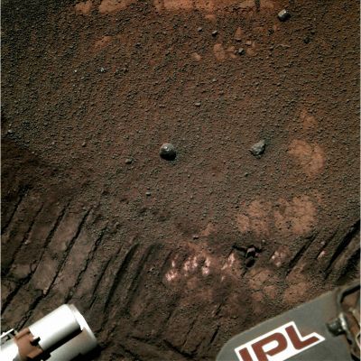 Pinkish Dust (?) on the Rover Tracks - Sol 2300 (Absolute Natural Colors; credits for the additional process. and color.: Dr Gianluigi Barca - Lunexit Team)
Nota Lunexit: attorno all'area decisamente "rosa", vi è una sorta di alone "grigio-rosastro" il quale, più che il risultato della polverizzazione di pietrisco rosato, SEMBRA il prodotto di un effetto di decolorazione da assorbimento (in altre parole: quando un liquido colorato di un qualche tipo viene assorbito - ivi dal suolo -, la porzione più ricca di pigmento - generalmente situata a centro goccia o pozza - rimane leggermente più consistente e colorata del colore originale del liquido, mentre i margini sbiadiscono) 

Se aveste idee o riflessioni in merito...commentate.

OTTIMO il Lavoro del nostro bravissimo Dr Barca (che, come spessissimo accade, ha "centrato" un dettaglio di enorme interesse il quale, diremmo quasi "ovviamente", è sfuggito a tutti, NASA in primis...).
Parole chiave: Martian Surface - Pink Soil - Controversial