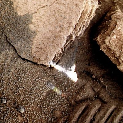 Just a "Slice of Light"... - Sol 2313 (True Colors; credits for the additional process. and color.: Dr Gianluigi Barca - Lunexit Team)
Da osservare, accanto alla possibile "Striscia di Luce" (più in basso, circa a metà lunghezza del frame), un bellissimo effetto arcobaleno, enfatizzato dalla colorizzazione in Colori Veri.
Parole chiave: Martian Surface - Rock, Berries and Rover Track