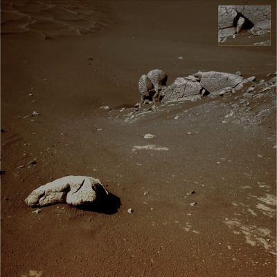 Unnatural position... - Sol 249 (Tri-chromatic Version; credits: Lunar Explorer Italia)
A nostro parere non � necessario un Eso-Geologo o un Anomaly Hunter per notare che la pseudo-roccia posizionata (assecondando, ancora una volta, un Equilibrio - decisamente - Impossibile) difronte all'apertura che si apre alla base del macigno posto in secondo piano, sulla Dx dell'Osservatore, ha davvero POCHISSIMO di naturale.

Portate il frame a piena magnificazione e quindi notate come la pseudo-roccia che "ostruisce" (parzialmente) l'ingresso della crepa sia posizionata in maniera tale da insistere sulla sua porzione appuntita (praticamente essa SEMBRA essere conficcata al suolo, pur non essendolo). 
Una prova di questo (comuque impossibile) "equilibrio" � data dalla presenza di una - per altro nettissima - ombra che potete chiaramente distinguere mentre si diparte dalla porzione inferiore del rilievo.

A rendere lo scenario ancora pi� affascinante ed incredibile, potete anche provare a distinguere - sempre dopo aver portato il frame a Full Magnification - una leggera "sfuocatura da movimento" che sembra caratterizzare questa sorta di "Punteruolo".

Le Vostre opinioni riguardo questa ennesima "Stranezza Marziana" saranno gradite.
Parole chiave: Martian Surface - Craters - Endurance Crater - Controversial Frame