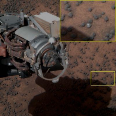 Translucent Berry near Oppy - Sol 2541 (an Image-Mosaic in Natural Colors by Dr Gianluigi Barca - Lunexit Team)
Una nuova Perla (VERA!) di Lunar Explorer Italia, che andiamo ad inserire nella nostra (ormai lunghissima) collana: grazie al nostro Vice-Presidente, Dr Gianluigi Barca (alias Big-"G"), siamo orgogliosi di mostrare ai nostri Amici Lettori un dettaglio che la NASA (ancora una volta...) si è dimenticata di evidenziare al Pubblico.

Si tratta di un "Mirtillo Translucido" (diremmo che sembra avere/dimostrare una sorta di "natura perlacea") che si stacca, nettamente, da tutti gli altri "Mirtilli" peresenti nel campo visivo di Opportunity. Non servono certo degli "occhi di falco" per cogliere la Singolarità, ma solo tanta Pazienza, Perseveranza e Competenza specifica.

Ma perchè il "Mirtillo" in questione, a differenza delle migliaia di migliaia che lo circondano, è translucido? Beh, noi, in quanto Ricercatori SERI e COMPETENTI, abbiamo qualche ipotesi a riguardo. Ipotesi che, come ovvio, discuteremo privatamente e off-line (basta regali a chi non li merita!).

Grandi Complimenti, as usual, al nostro Dr Barca
Parole chiave: Martian Surface - Translucent Berry