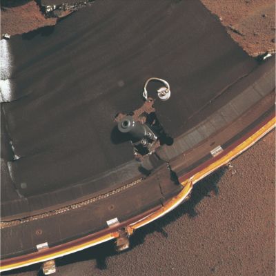 Water Droplets INSIDE the Heat-Shield? - Sol 344 (context frame; n.c. + MULTISPECTRUM; credits: Dr M. Faccin & Lunexit)
C'è qualcosa, dentro il "guscione rivoltato" e finito in pezzi (e cioè l'Heat-Shield di Opportunity)? E questo qualcosa può avere una certa attinenza con il fenomeno delle "Bolle di Luce"? 
Forse si, forse no. 

Ma una cosa è certa: il Dr Faccin, imitando il Rover Opportunity, ha (virtualmente) "messo la testa" dentro al relitto spaziale e, dopo aver raffinato e ripulito i frames, ha scoperto qualcosa.
Qualcosa, secondo noi, di assolutamente fantastico (se la scoperta fosse confermata): la presenza di una probabile (e noi diciamo "probabile" perchè una certezza al riguardo è assolutamente impossibile al momento e con i mezzi dei quali disponiamo) goccia di un liquido di un qualche tipo.
Sarà acqua? O è un qualcosa di diverso? E se fosse acqua, allora, esclusa la pioggia, essa sarebbe il prodotto di "umidità"? Una sorta di condensazione, "aiutata" dalla particolare posizione, forma e composizione dell'Heat-Shield?

Noi non abbiamo che domande, purtroppo, e quindi solo quelle Vi possiamo offrire (assieme ad immagini, a nostro parere, fantastiche e suggestive). Nulla di più.
Se Voi aveste idee, opinioni, teorie e speculazioni...Scriveteci!

Grandi complimenti e congratulazioni al Dr Faccin!
Parole chiave: Spacecrafts - Opportunity Heat-Shield
