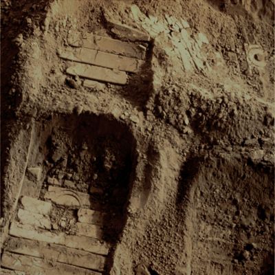 Dry, dry, dry Martian Soil... - Sol 363 (Natural Colors; credits: Lunexit)
Un'immagine ravvicinata - famosa, per certi versi, in quanto scambiata, da qualche simpatico Ricercatore d'Oltre Oceano, per un frame orbitale... - delle Sabbie di Meridiani. Un frame, da un certo punto di vista, assolutamente "impietoso", poichè mostra - inequivocabilmente - un suolo arido, totalmente e disperatamente secco.
In un certo senso, queste impronte di Opportunity - mutatis mutandis - ci ricordano moltissimo le impronte degli stivali degli "Apollo Boys" sulle sterili - ma ricchissime! - Sabbie Lunari.
Parole chiave: Martian Surface - Rover Tracks and Sand