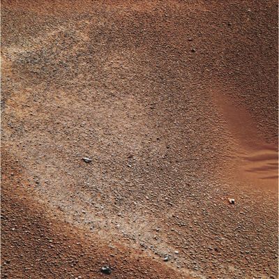 An "Hollow" near Opportunity - Sol 380 (1 - natural colors; credits: Dr G. Barca)
Hollow: letteralmente "vuoto". Tecnicamente, invece, si intende una leggera depressione del suolo la quale, nel tempo, si è parzialmente (o totalmente, ma è un fenomeno, quest'ultimo, molto raro) ricoperta di sabbia e/o di polveri sottili.
Nel caso di Marte, questo tipo di Surface Feature è stata causa di notevoli malintesi in quanto, come questa coppia di frame - splendidamente colorizzata dal Dr Barca - ci mostra in maniera adeguata, l'accumulo di sabbia nella depressione produce (come vedete sull'estrema Dx) un effetto vagamente simile alle "onde" che troviamo sul fondo dei medi e medio-grandi crateri (i.e.: Endurance e Victoria) mentre l'accumulo di polveri sottili (sempre a Dx, ma più in alto rispetto alle "onde" di sabbia) produce un effetto che chiamiamo "simil-acqua".
Questo effetto, come potete vedere Voi stessi, si risolve nel far apparire il sottilissimo "layer" di polveri sottili che si è depositato nei pressi del fondo (e, in parte, sul bordo Nord - rispetto all'Osservatore - dell'hollow) come un "layer di liquido" che molti Ricercatori interpretano come "estrusione d'acqua" (sporca, ma pur sempre acqua).

Forse hanno ragione loro o forse no: la certezza non l'abbiamo ancora; tuttavia, se possiamo esprimere la nostra opinione (supportata da verifiche sperimentali), noi diremmo che, in questi casi, si tratta di polveri sottili e NON di liquidi. In effetti, come si può verificare, appunto, sperimentalmente, il comportamento di un accumulo di polveri sottilissime (eventualmente modellate da correnti d'aria superficiali che si muovono in un ambiente a gravità ridotta) richiama - da un punto di vista visivo e SOLO da esso - il comportamento di un liquido.

E Voi che ne pensate?
Parole chiave: Martian Surface - Hollow