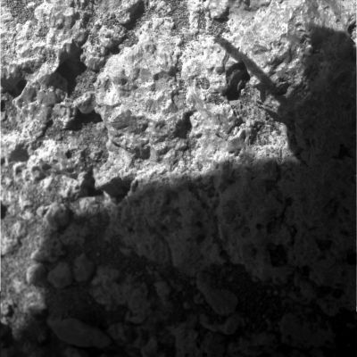 Look who's back!!!... (Part I) - Sol 5079 
La Ricerca é fatta di piccole cose.
Oppure di cose enormi.
Molti pensano che si debbano effettuare centinaia di esperimenti, migliaia e migliaia di osservazioni, trovare "n" prove ed "n" controprove, confrontarle, poi verificare e riverificare il tutto cento o mille o chissà quante volte, prima di poter dire qualcosa.
Prima di parlare.

E questo Processo lo condividiamo: é giusto e sacrosanto.

Ma non basta.

Non basta perché c'é anche un altro lato del "Medaglione" della, chiamiamola così, "Libera" Ricerca (ossia quella non legata ad Enti ed Istituzioni più o meno famose): a volte basta davvero poco. 
Pochissimo. 
Quasi nulla.
Basta una piccola ed "insignificante" immagine, alle volte, per riuscire a capire qualcosa. 

Non é semplice, lo sappiamo: ci vuole tanta Pazienza, Esperienza, "Colpo d'Occhio", Curiosità ed un pizzico di Immaginazione (che, nel Nostro Campo, vuol dire "provare a pensare oltre gli schemi imposti").

Basta un frame.
Uno di quelli che, se proprio si ha voglia, vengono osservati per un secondo e poi si passa al succesivo.

Nella mia "Carriera" di Libero Ricercatore, di frames ne ho visionati quasi 300.000 (ed a carissimo prezzo...). 
E questo mi é valso a poco. Forse a nulla. 
Sono stato insultato ed é stata insultata questa Fondazione. Da ignoti (perché mettere "nomi & cognomi" può costare e costa caro....). 
Va bene: ho accettato questa Realtà. Ma sono andato avanti.

Siamo andati avanti.

Dopo quasi quattro anni di silenzio abbiamo ripreso a "macinare".

Ebbene, nel Nulla Assoluto che é la Libera Ricerca (Italiana in particolare, ma non solo), questo frame, lo abbiamo guardato per qualche momento in più. E, forse, ne é valsa la pena.

In questi giorni, i nostri "Amici" di Pasadena, Houston, del CalTech e di "n" Università, Americane e non, ci hanno assillati e bombardati con una serie di speculazioni "fantastiche"... Si va dalla "scoperta di aumenti Ciclici di Ossigeno e Metano" (la facciamo breve...) sul Pianeta Rosso, alla (come ovvio, sempre più che remota) speranza di trovare qualche Forma Vitale Microbiotica (o "Microbica", come volete Voi).
Magari anche qualche fossile.

E' proprio un saggio detto popolare quello che recita: "Chi é il vero Cieco? Quello che nasce senza occhi, o con occhi irrimediabilmente danneggiati, o forse quello che nasce con occhi perfetti e poi, messo davanti ad una Realtà che non può, non sa o non vuole comprendere, dice di non vedere alcunché?".

Penso che la risposta, come spesso accade nella Vita e nella Professione (quale che sia), giaccia proprio nella domanda.

In questo frame non si vede nulla di speciale, a prima vista, agendo con sufficienza e distrazione (due caratteristiche ormai tipiche degli "Scienziati" e dei "Cattedratici" di tutto il Mondo.

Eppure...Eppure si può analizzare. E poi sbagliare.
Parole chiave: Martian Surface - Controversial